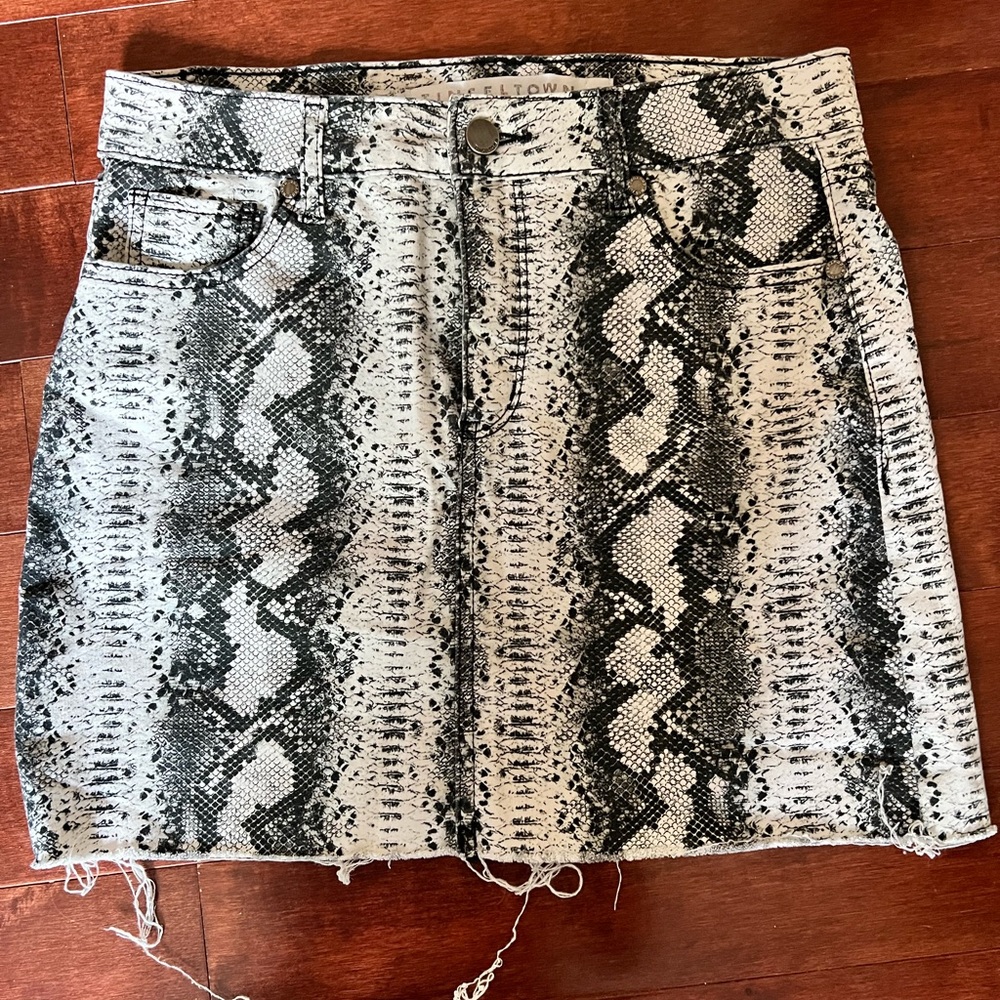Tinseltown Snake Skin Skirt Size: 7